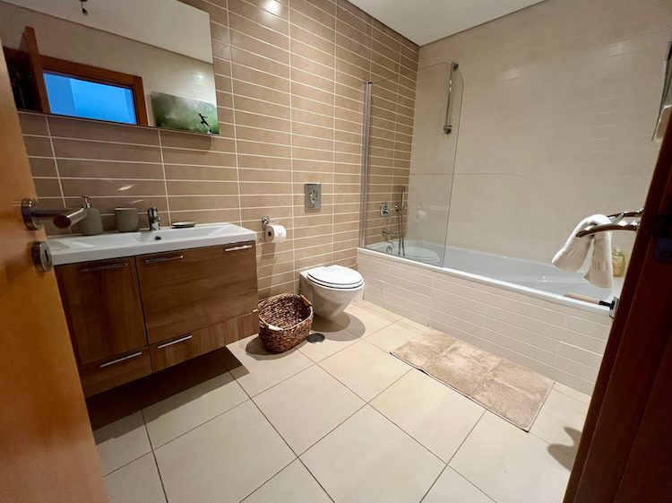 Family bathroom with bathtub at Casa Solaris