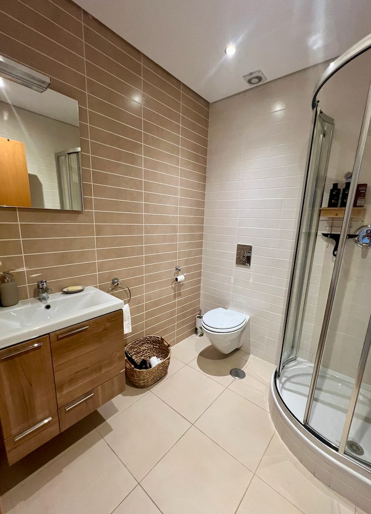 Second bathroom with walk-in shower at Casa Solaris