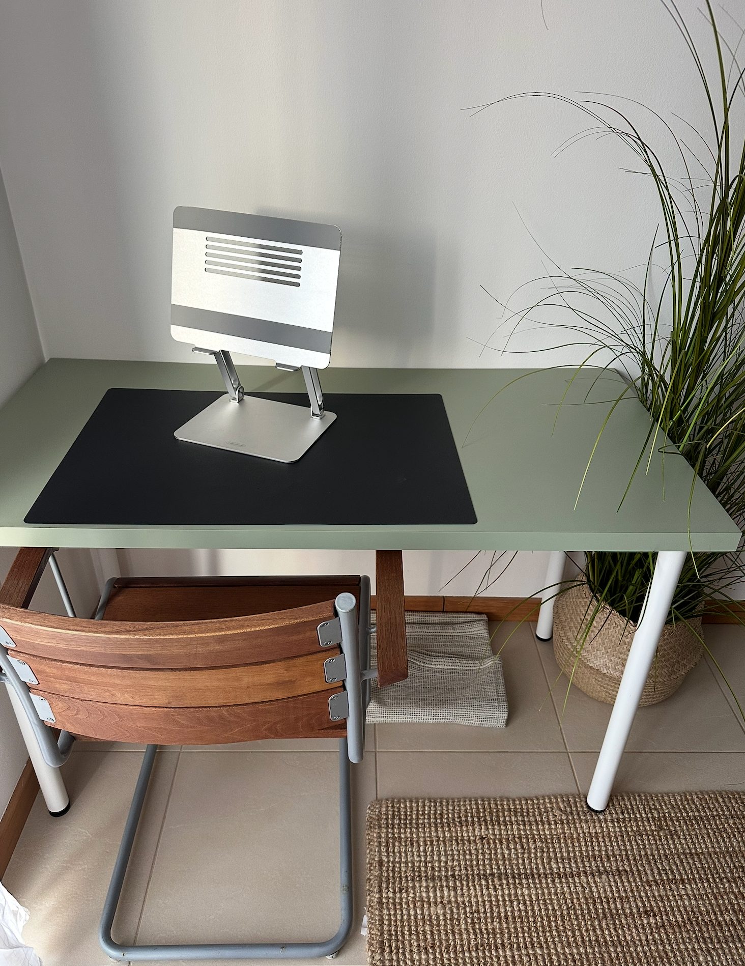 Desk with laptop stand and a leafy corner at Casa Solaris